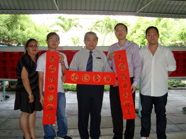 校友会向沙巴崇正中学拜年,并赠送春联予丘和新校长