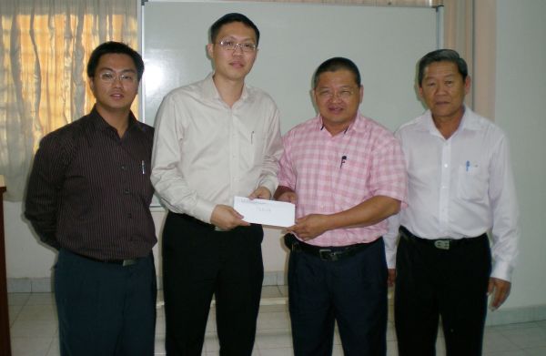 诚邀沙巴华文独中校友会联合会会长卢金裕出席双喜庆典,旁为斗湖巴中校友会主席林国亮先生