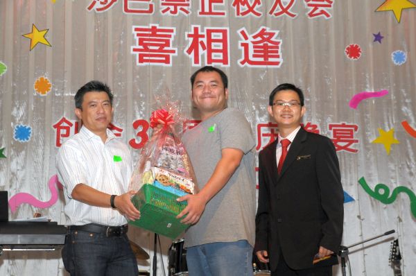 本会顾问黄泽咸校友颁发幸运奖品予得奖者