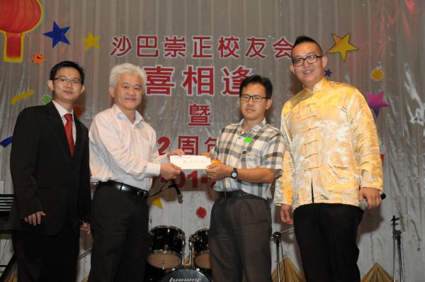 本会顾问陈德明大律师颁发幸运奖品予得奖者