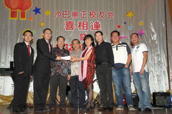 校友会主席张少纶校友移交善款予拿督黄小娟