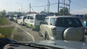 A convoy of 12 vehicles carrying 45 people moving towards Tao Guan Eco Farm from Kg Nyaris Nyaris junction.